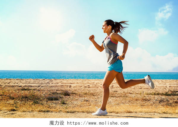 跑步的女人户外越野跑在夏天阳光锻炼健身健康运动健身户外跑步